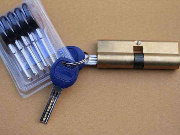 昆明開(kāi)汽車鎖電話（修鎖換鎖芯電話）